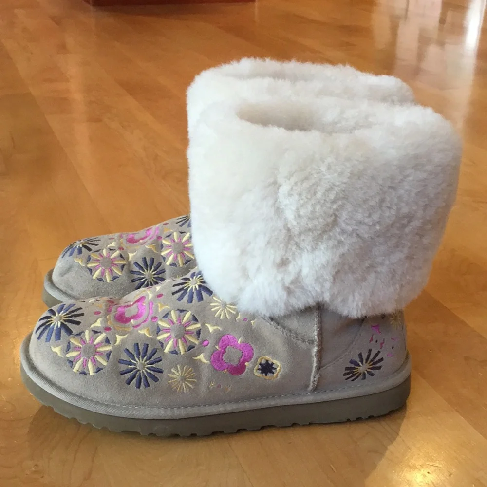 UGG | Floral Embroidered Sheep Shearling Cuff